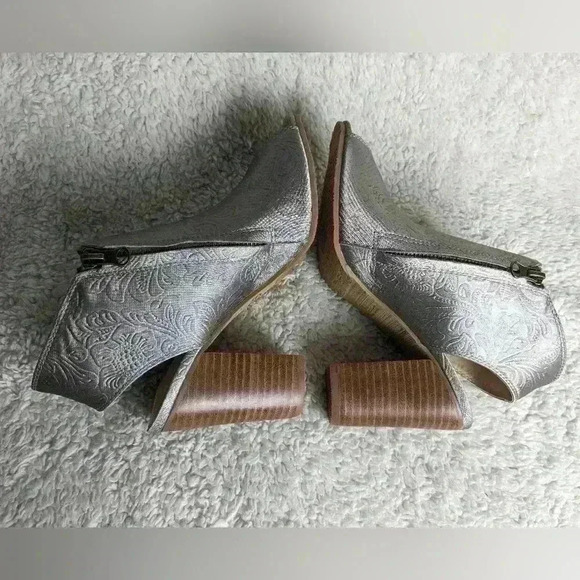 NWOT SBICCA Heel sandals size 7 Nice floral shinny pattern! REBECCA'S  SHOES - Picture 5 of 9